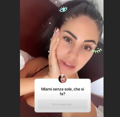 Giulia De Lellis con un brillante all'anulare sinistro: regalo di Andrea Damante?