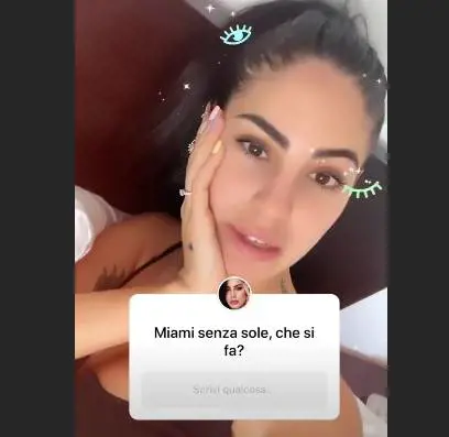 Giulia De Lellis con un brillante all'anulare sinistro: regalo di Andrea Damante?