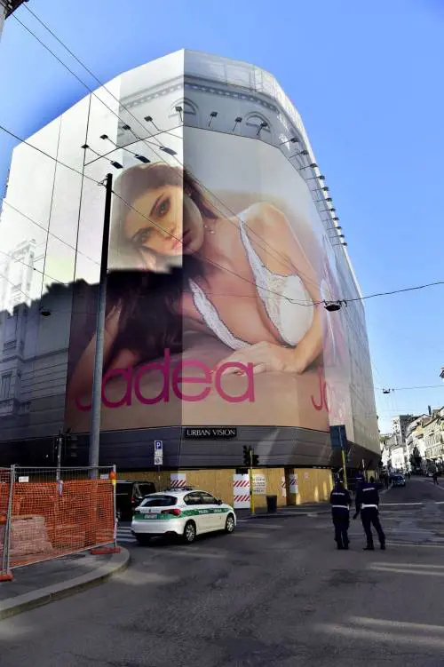 Belen Rodriguez, il poster della sexy showgirl incanta Piazza Venezia 