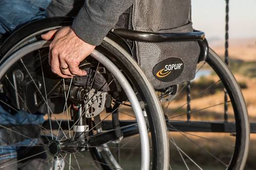 Centro per l'invalidità inaccessibile ai disabili: "Io visitato per strada"