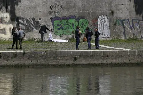 Trovato il corpo di una donna sotto Ponte Sisto