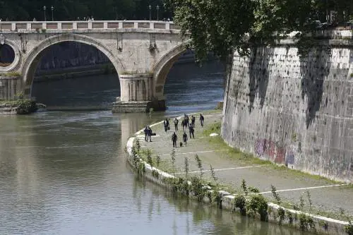 Donna trovata morta sul lungotevere: è giallo