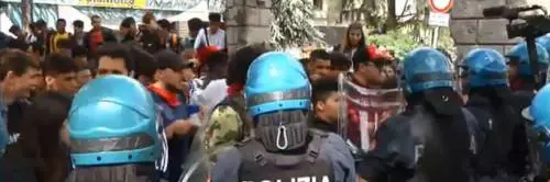 A Modena l'odio anti-Salvini: scatta la sassaiola sulla polizia