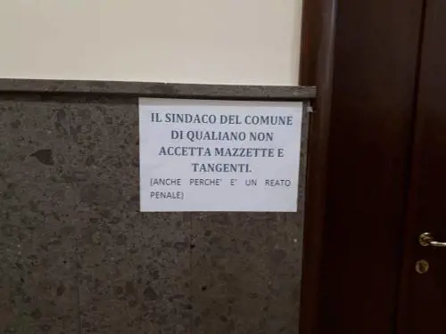 "Qui non accettiamo tangenti" I cartelli negli uffici comunali