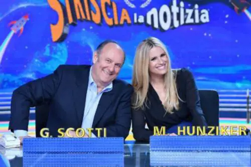 Gerry Scotti sbaglia dopo il concorrente e Hunziker lo castiga
