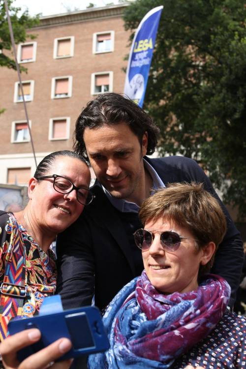 Luca Toni insieme a Salvini al comizio di Modena: ecco le immagini