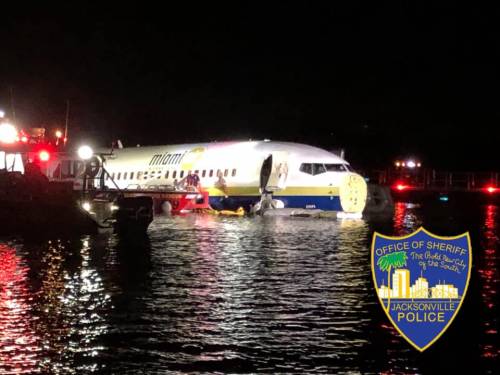 Usa, Boeing finisce in un fiume. Salvi 136 passeggeri: 21 feriti