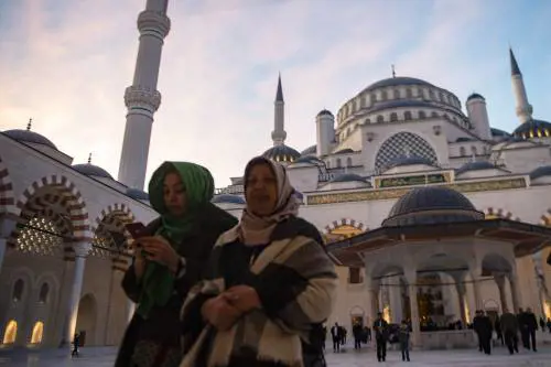 Erdogan inaugura a Istanbul la più grande moschea della Turchia