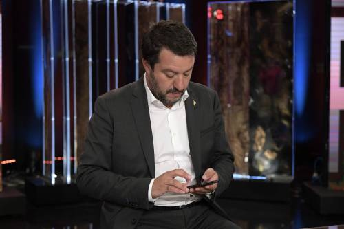 Il cardinale contro Salvini: "No a pergamena di benedizione"