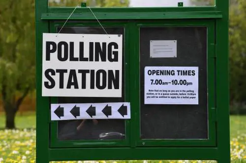 La Brexit condanna May (e Corbyn). E nei sondaggi vola l'anti Ue Farage