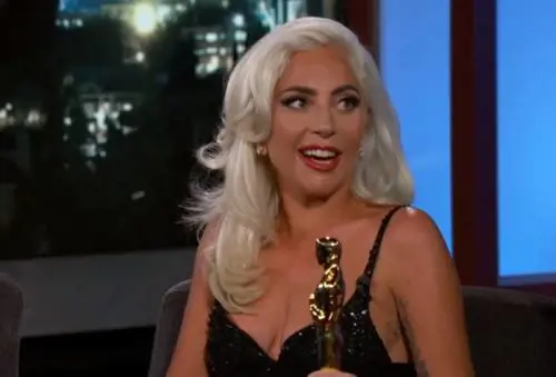 Lady Gaga: "Non mi rado le gambe da giorni..."