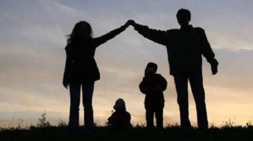 La bimba è senza papà. La madre paga un attore per far finta di esserlo