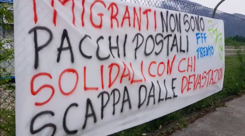 Trento, blitz dei fan di Greta Thunberg a favore dei migranti