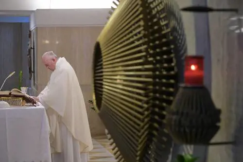 "Relazioni gay lecite se fedeli". ​Così la Chiesa vuole sdoganare l'omosessualità