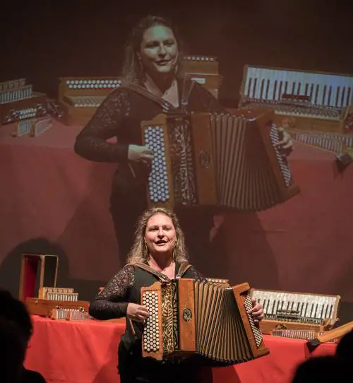 La dama della fisarmonica che canta le storie  degli emigrati italiani