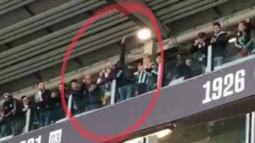 Tifoso Juve "mima" aereo di Superga allo stadio: identificato e daspato
