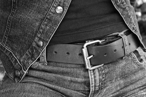 Undicenne indossa i vestiti di mamma e il padre lo prende a cinghiate