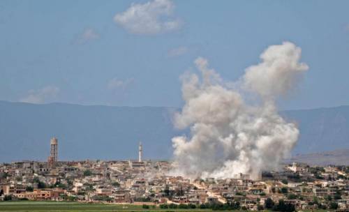 I russi tornano a colpire Idlib: caccia bombardano i jihadisti