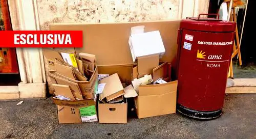 Rifiuti, negozianti infuriati con Ama: "Abbiamo i negozi invasi dagli scatoloni"
