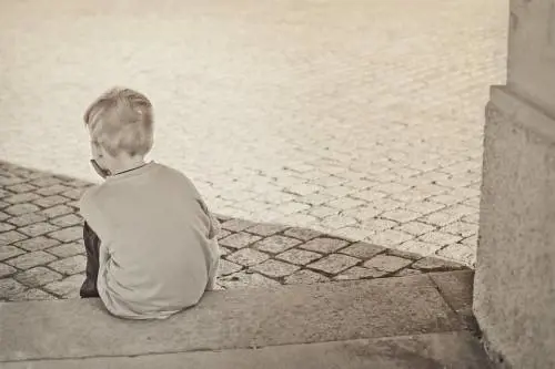 Il figlio gioca vestito da donna. Il padre lo prende a cinghiate