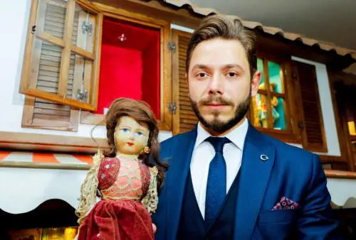 Alla ricerca della bimba che ha dato i capelli alla "Barbie deportata"