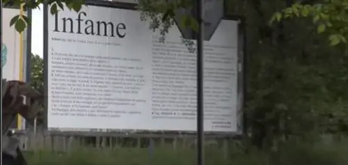 È in lite col vicino e appende enorme manifesto in città: "Infame"