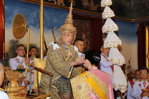 Thailandia, il re poligamo sposa l'amante davanti alla moglie