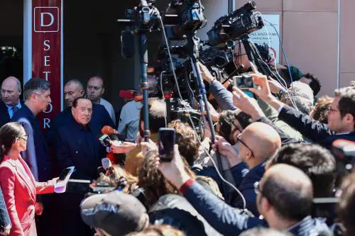 Silvio Berlusconi esce dall'ospedale