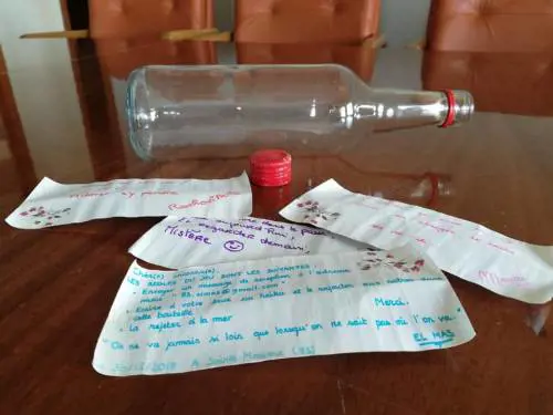 Trova in mare una bottiglia di plastica con quattro messaggi all’interno. Aveva viaggiato dalla Francia alla Sicilia 