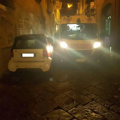 Ambulanza bloccata da auto in sosta vietata, i residenti aggrediscono gli operatori del 118