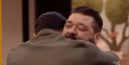 Gf, Michael preso in giro per un difetto fisico. Suo padre entra in Casa: "Smettetela, lui ha sofferto"