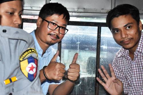 Liberi i due giornalisti della Reuters in carcere in Myanmar da 500 giorni
