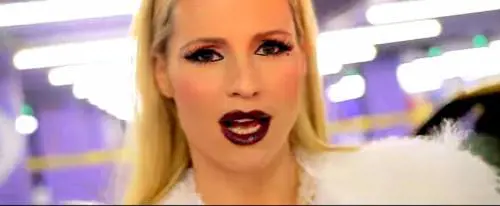 "Che è questa cagata?". Critiche alla Hunziker Ma lei li zittisce così