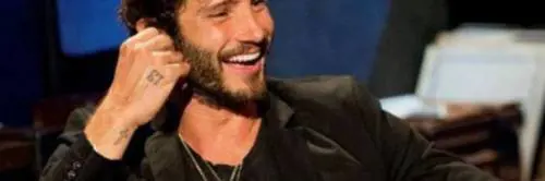 Stefano De Martino scivola sui Led Zeppelin e i social si scatenano