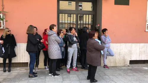 Ancora proteste a Casal Bruciato, barriera umana per fermare i rom
