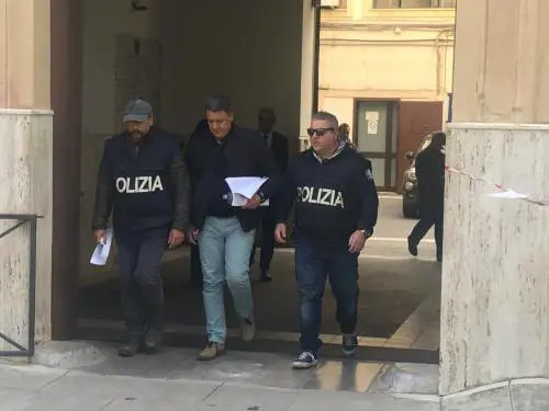Imprenditore denuncia i suoi estortori: in manette quattro funzionari pubblici. Tangenti anche per la ristrutturazione della caserma dei carabinieri di Capaci
