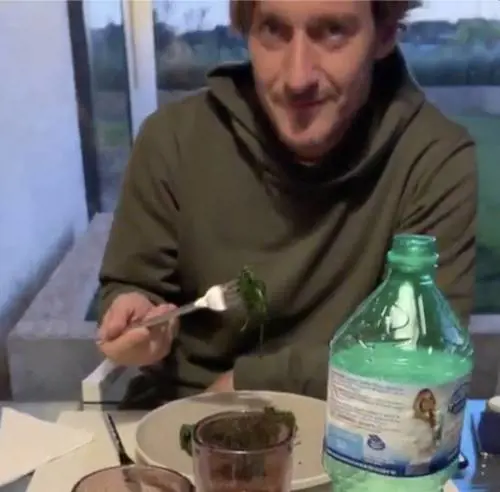 Ilary Blasi prepara la cena, Totti e il figlio non gradiscono