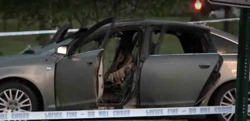 La sua auto è in fiamme con la figlia dentro. ​Il padre non prova a salvarla