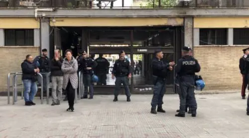 Casal Bruciato, il capofamiglia rom: "Torniamo, è casa nostra"