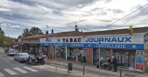Francia, si barrica in un bar: prima sequestra e poi spara