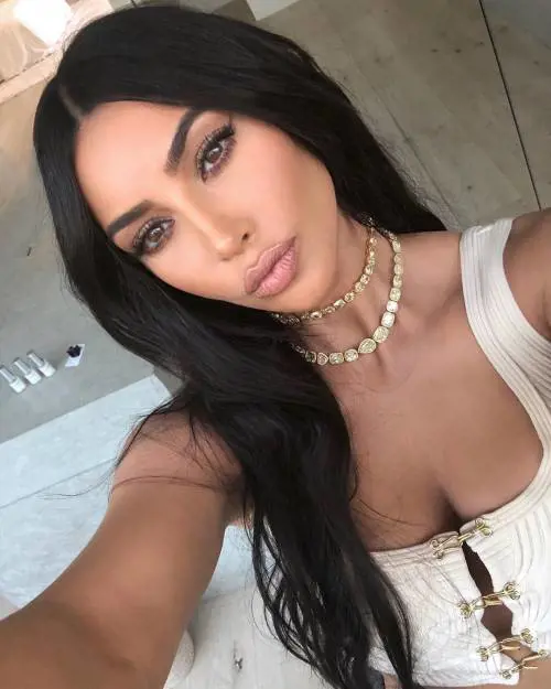 Kim Kardashian, il look al Met Gala scatena i social