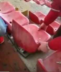 Souvenir dallo stadio San Paolo di Napoli, alcuni tifosi tentano di portar via i sediolini