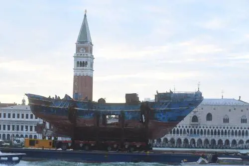 La mostra diverte con temi tragici: che opportunismo la barca dei migranti