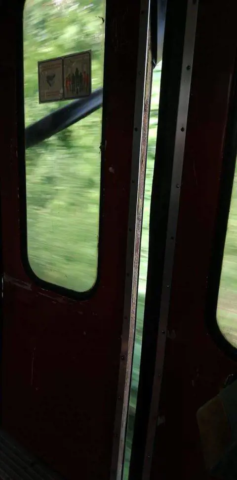 Incastrata col piede nella porta del treno: trascinata per centinaia di metri