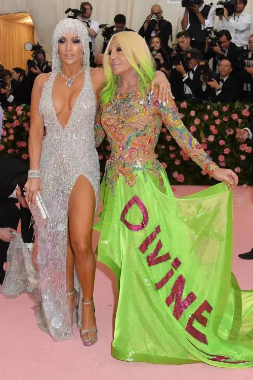Jennifer Lopez e il clan Kardashian al Met Gala, foto