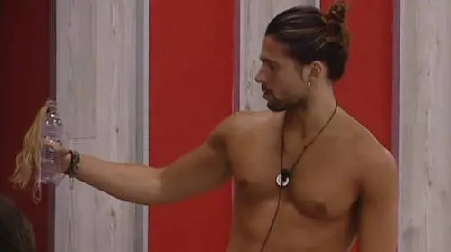 Luca Onestini sgancia la bomba: "Un'altra ragazza potrebbe essere interessata a mio fratello"