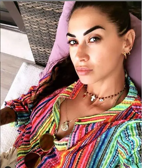 Melissa Satta pizzicata al telefono mentre è alla guida, lei si giustifica: "Ero in vivavoce…"