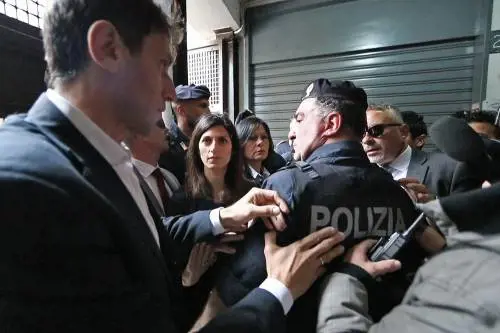 "Aiuti i romani, non i rom". L'ira di Di Maio sulla Raggi