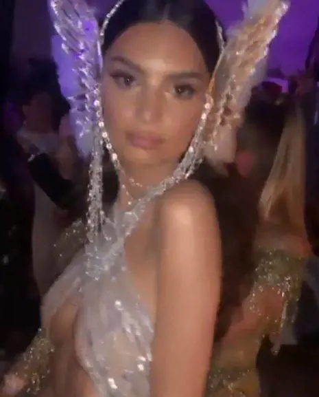 Emily Ratajkowski in abito trasparente improvvisa un balletto da capogiro
