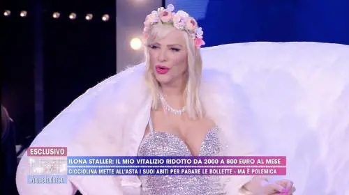 Cicciolina show, tra pitoni, sex toys di cristallo e papere con nomi di politici